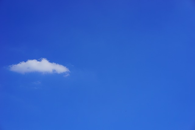 mráček, modrá obloha
