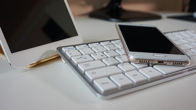 klávesnice a chytrý telefon
