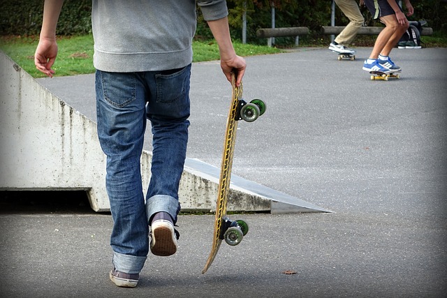 kluk a skateboard