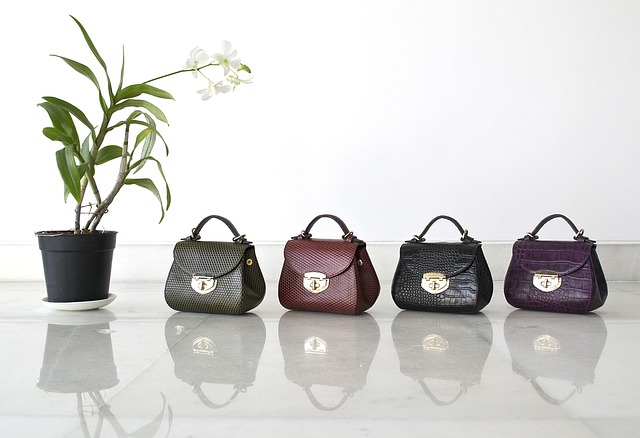 módní kožené kabelky v různých barvách