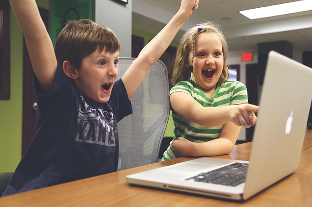 děti se radují u počítače